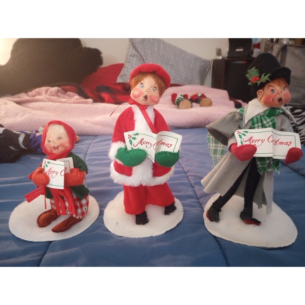 Annalee Christmas Caroling Dolls Mom Dad Daughter With Sheet Music
